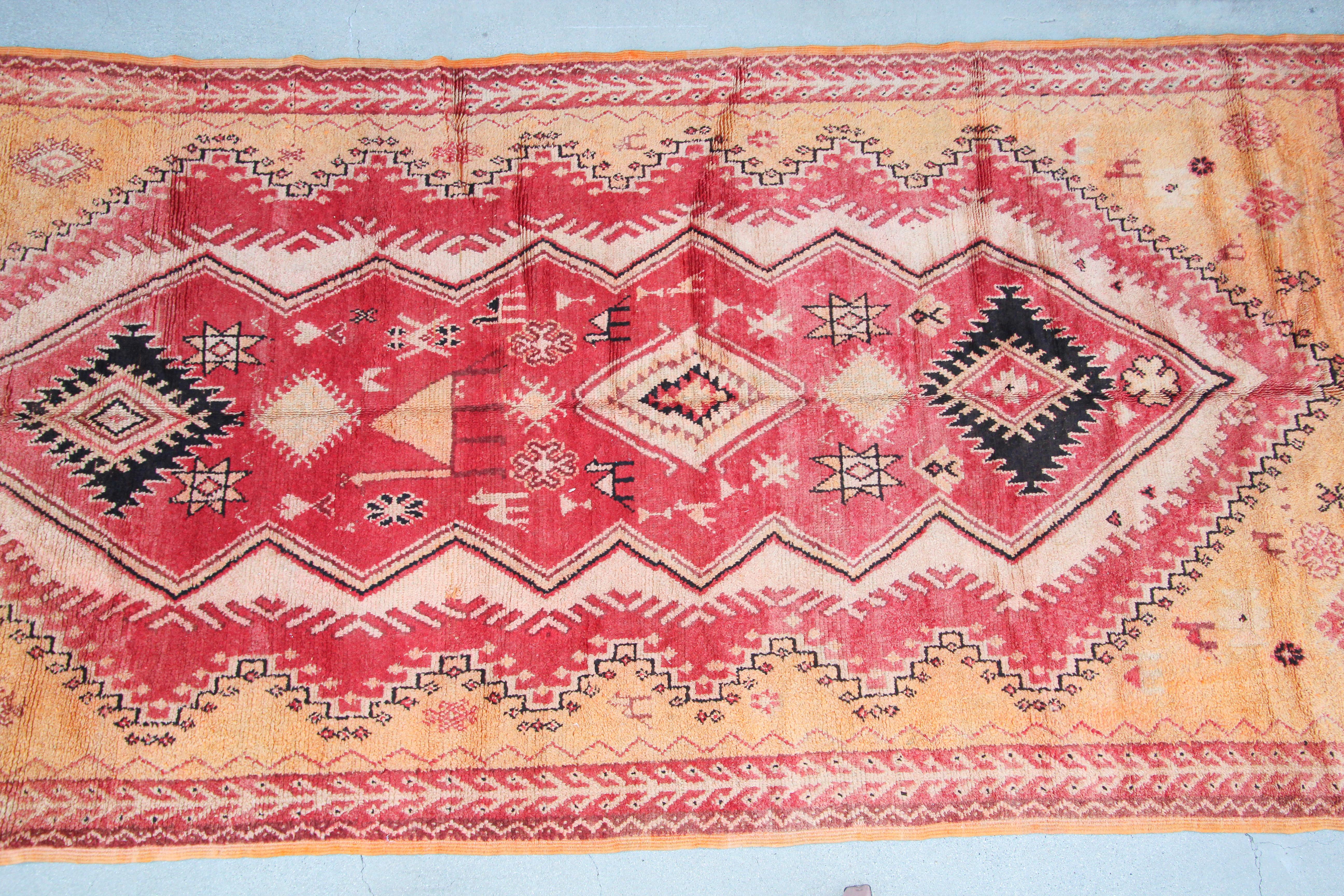 Teinture végétale Tapis berbère marocain vintage des années 1960 en vente