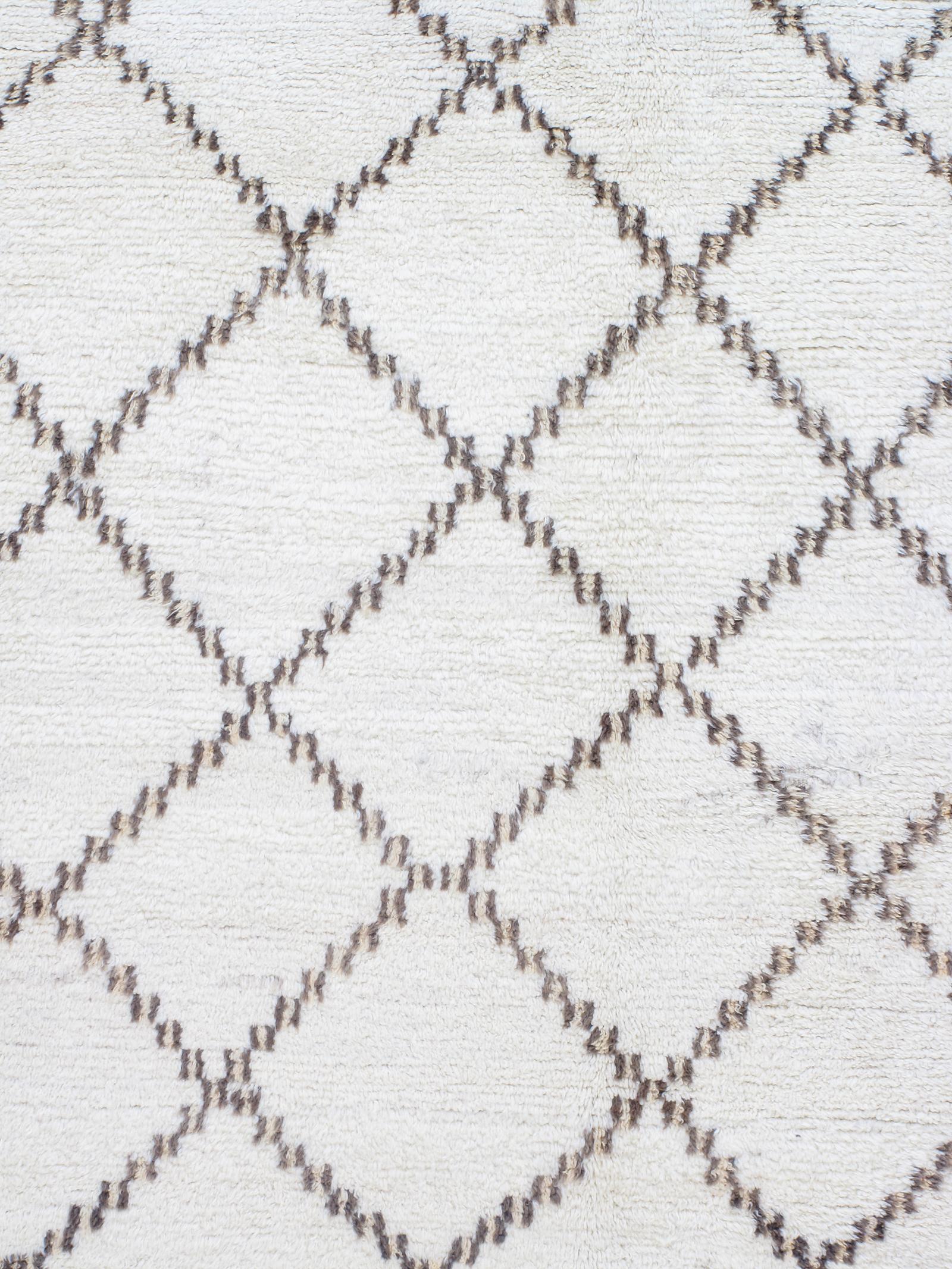 Unsere marokkanischen Vintage-Teppiche sind Teil einer sorgfältig zusammengestellten Sammlung seltener und ungewöhnlicher Designs. Sie werden aus natürlichen Farbstoffen und 100 % handgesponnener Wolle aus dem Atlasgebirge in Nordafrika hergestellt.
