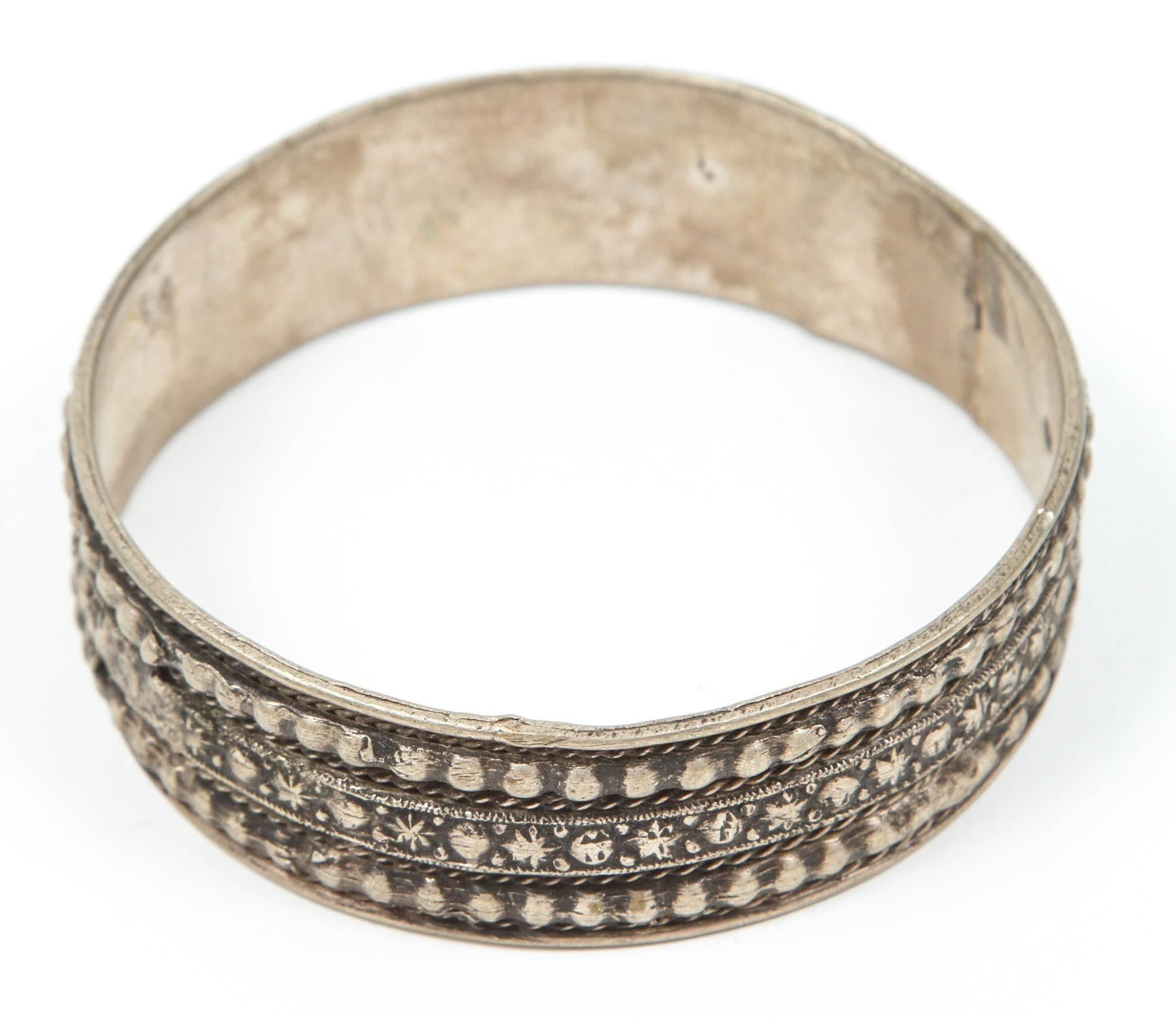 Marokkanisches Stammes-Silberarmband aus dem Hohen Atlas von Marokko. 
Handgefertigt von Berberfrauen aus marokkanischem Neusilber. 
Der ethnische Nomaden- und Beduinenschmuck im Maghreb und in Nordafrika ist in der Regel aus Silber gefertigt, und