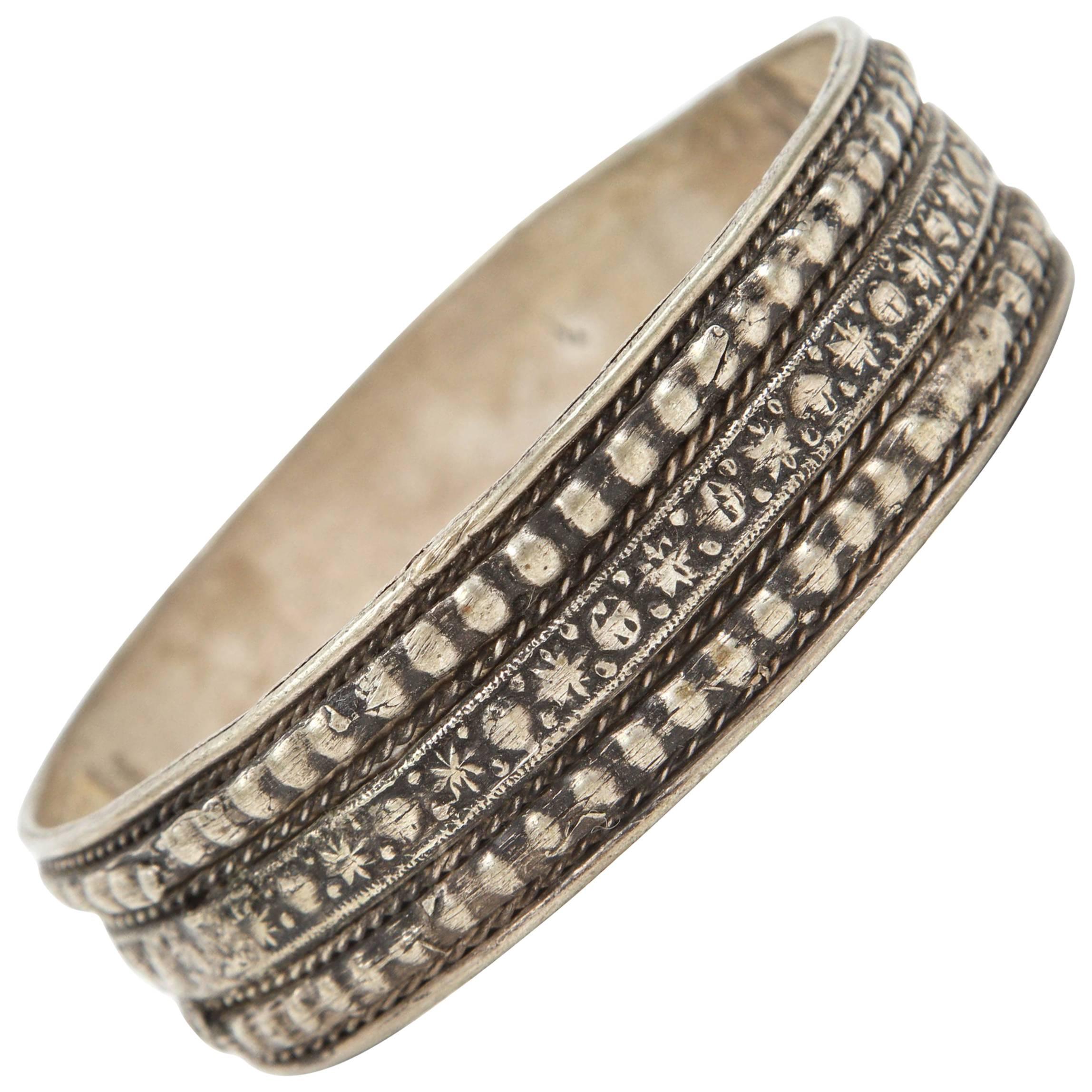 Bracelet berbère marocain vintage en argent avec motif tribal