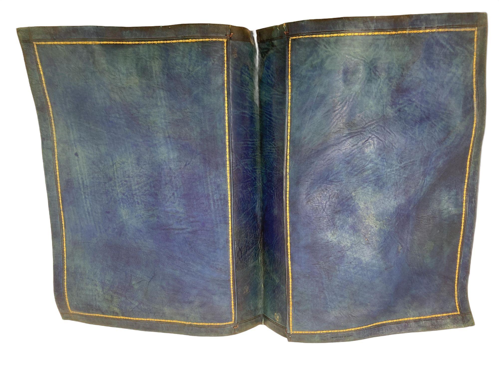 Vintage Marokkanische Blau und Gold geprägte Leder Mappe.
Marokkanische Ledermappe im Vintage-Stil.
Blaues und goldenes Vintage-Leder aus Marokko, handgefertigtes Leder im venezianischen Stil, Schreibtisch-Accessoire.
Die Größe ist 15,25