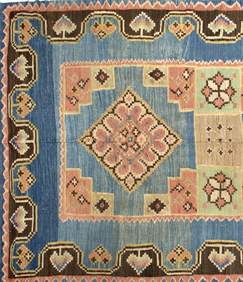 Marokkanischer blauer Kelim-Teppich im Vintage-Stil mit geometrischem Rand und zwei Diamanten im Lozenges-Stil (Stammeskunst) im Angebot