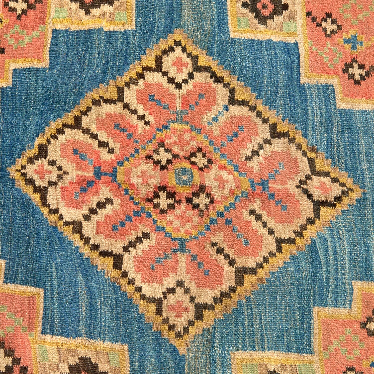 Marokkanischer blauer Kelim-Teppich im Vintage-Stil mit geometrischem Rand und zwei Diamanten im Lozenges-Stil (Handgewebt) im Angebot