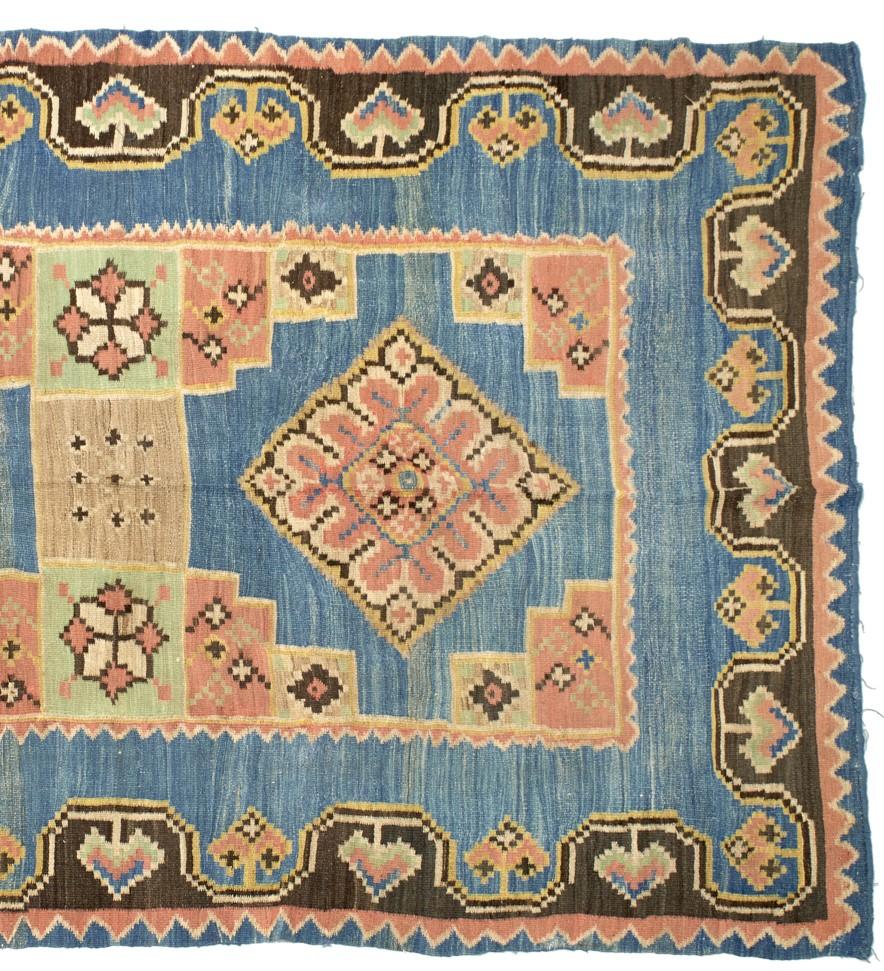 Tissé à la main Tapis Kilim marocain bleu vintage avec bordure géométrique et deux losanges en diamant en vente