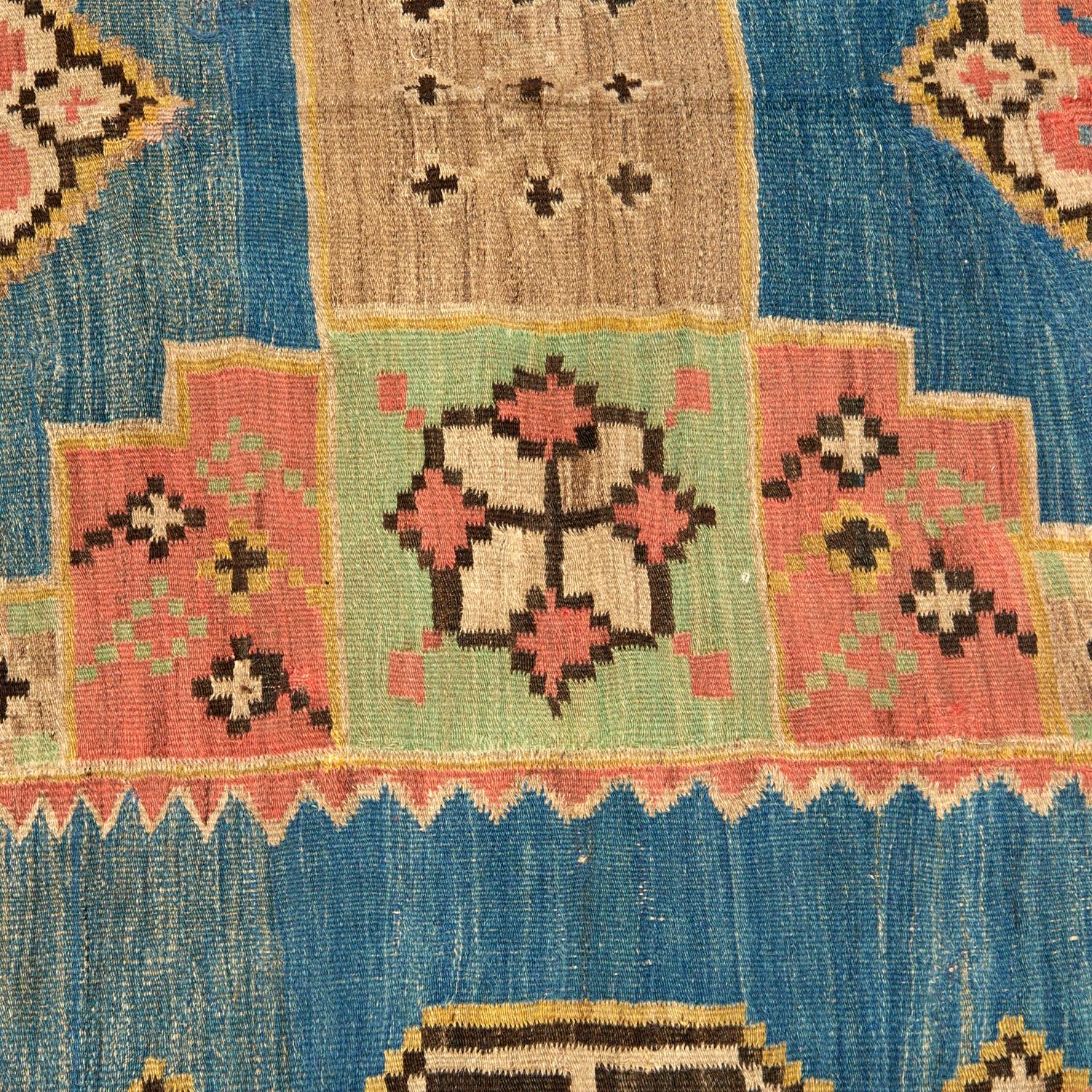 Marokkanischer blauer Kelim-Teppich im Vintage-Stil mit geometrischem Rand und zwei Diamanten im Lozenges-Stil (Mitte des 20. Jahrhunderts) im Angebot