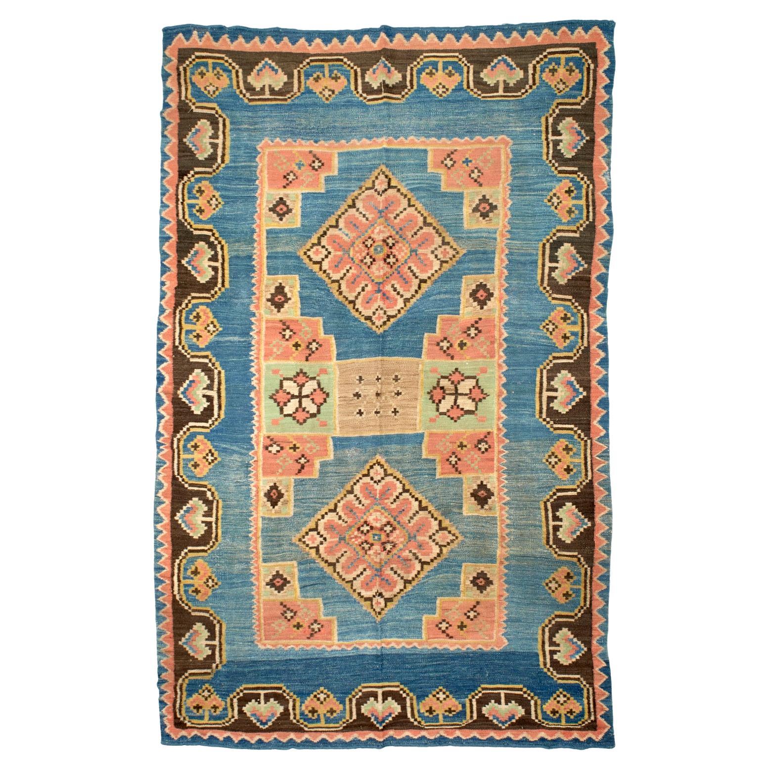 Tapis Kilim marocain bleu vintage avec bordure géométrique et deux losanges en diamant