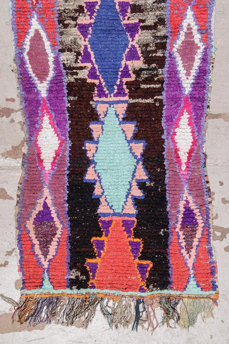 Schöner Vintage Mid Century Folk Art Moroccan Rug 4185, Herkunftsland: Marokko, CIRCA Datum: Mitte des 20. Jahrhunderts - Dieser marokkanische Vintage-Teppich aus der Mitte des Jahrhunderts ist mit kraftvollen Schutzsymbolen und kulturellen Motiven