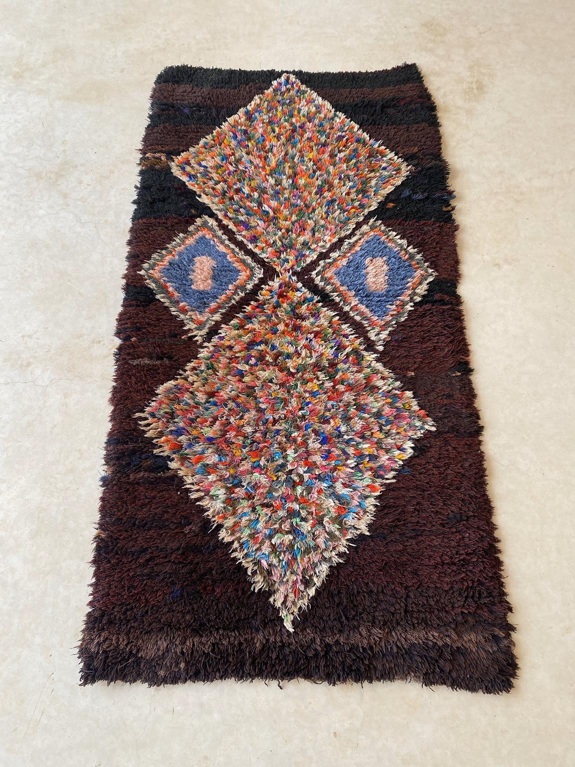 Here is a small, versatile rug with such a strong character! Main background color is a mahogany brown with 2 large diamonds full of bright colors and 2 smaller ones in sky blue and cream. The composition is quite simple but the whole rug is super