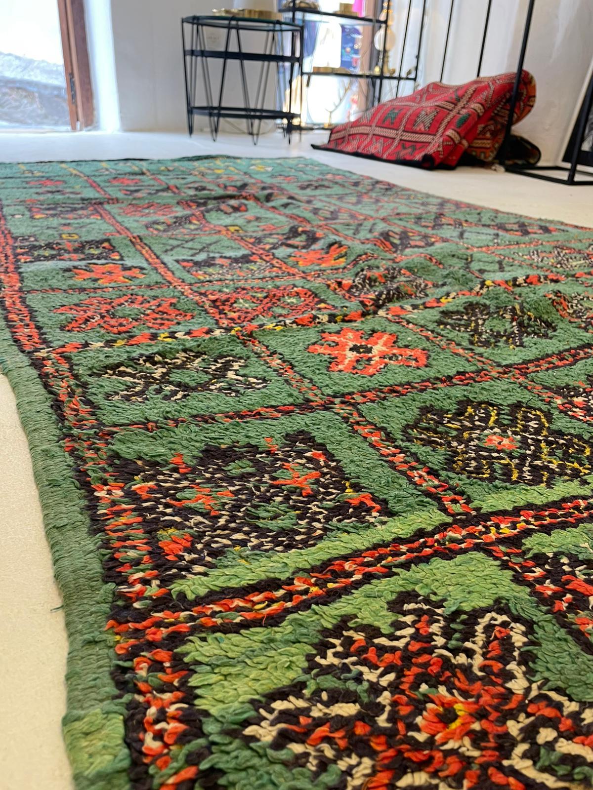 Vintage Moroccan Boucherouite Rug – Hand-Knotted Tribal Wool Early 20th Century For Sale 1