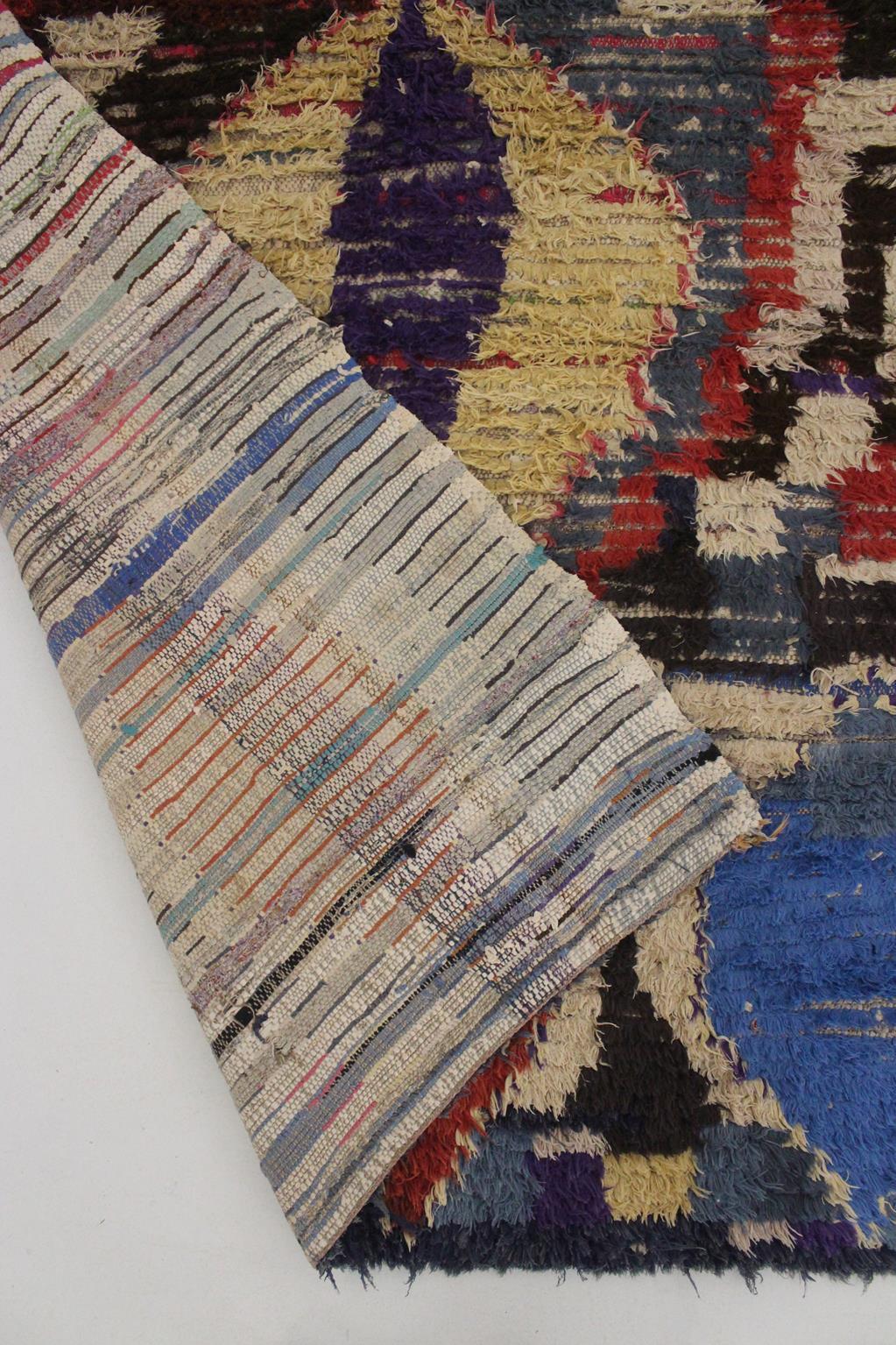 Vintage Moroccan Boucherouite rug - Multicolor - 5x5.7feet / 154x175cm For Sale 4