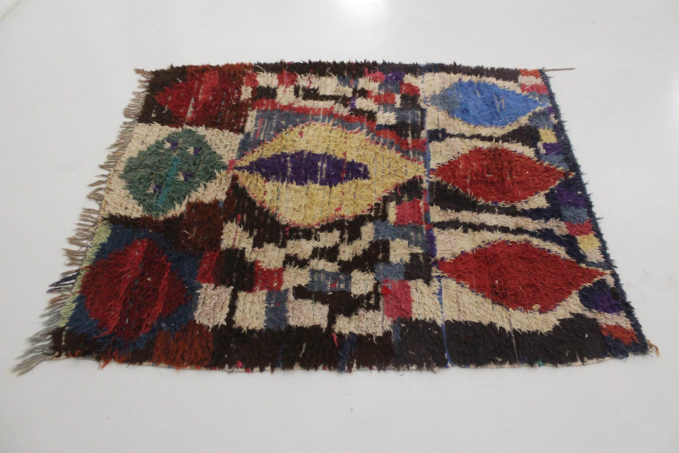 Tribal Vintage Moroccan Boucherouite rug - Multicolor - 5x5.7feet / 154x175cm For Sale