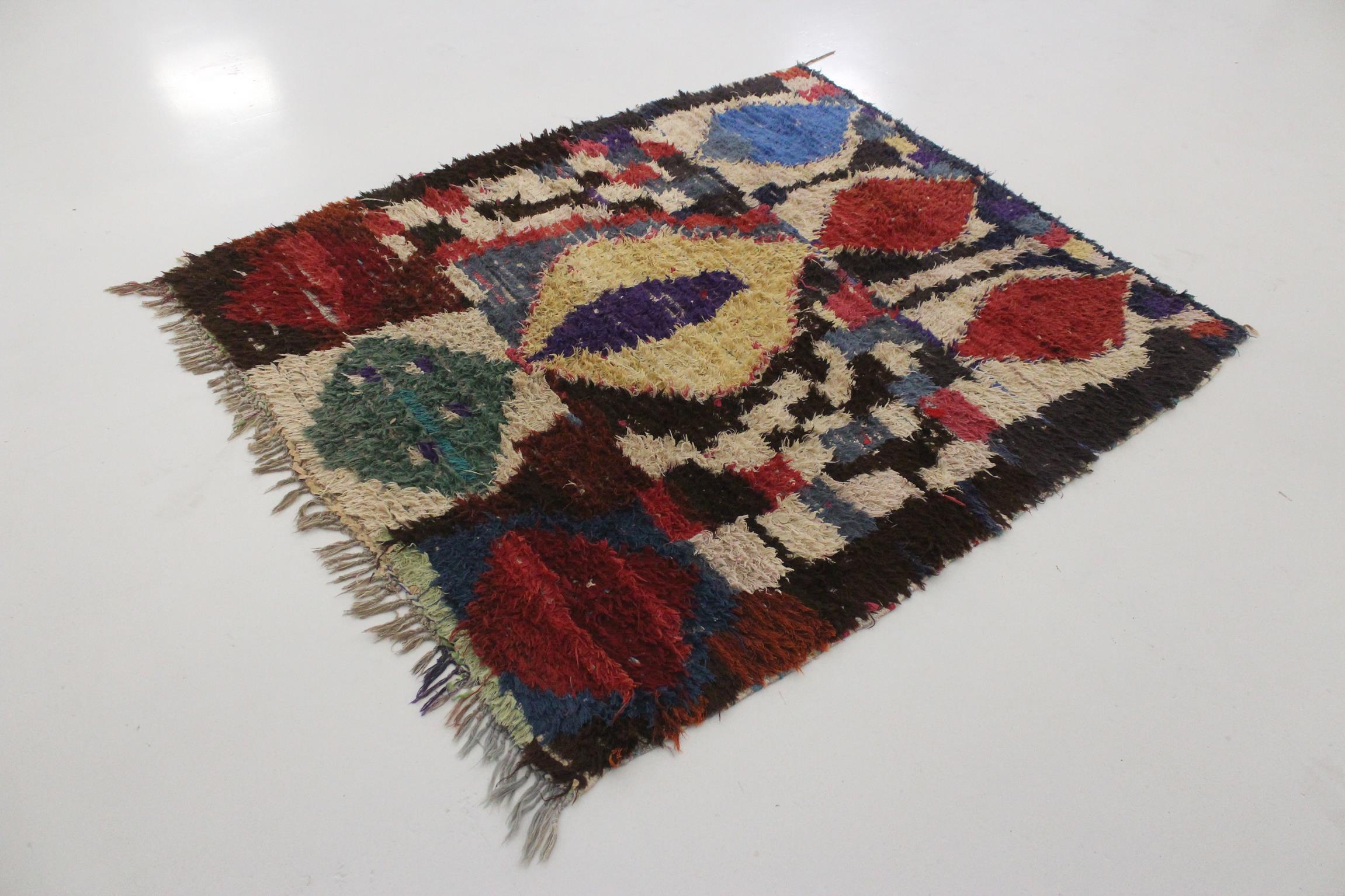Hand-Woven Vintage Moroccan Boucherouite rug - Multicolor - 5x5.7feet / 154x175cm For Sale