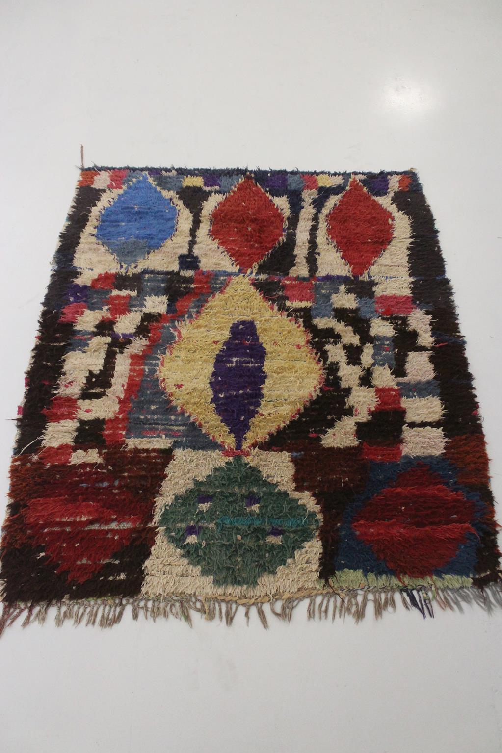 Vintage Moroccan Boucherouite rug - Multicolor - 5x5.7feet / 154x175cm In Fair Condition For Sale In Marrakech, MA