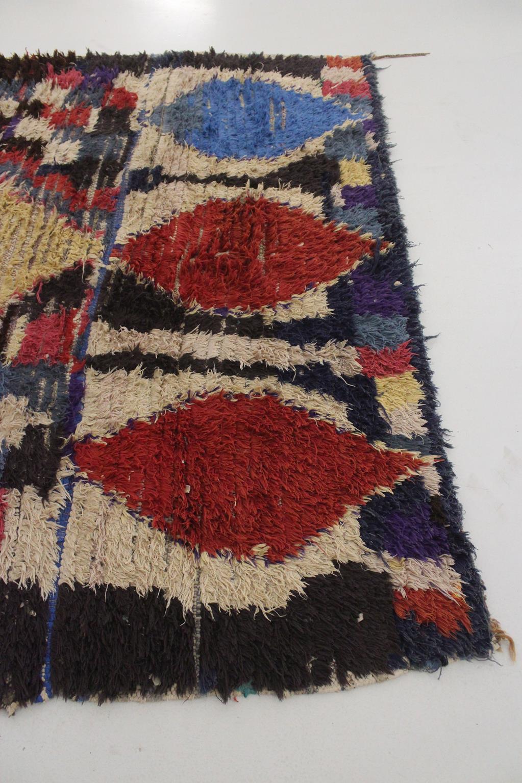 Vintage Moroccan Boucherouite rug - Multicolor - 5x5.7feet / 154x175cm For Sale 1