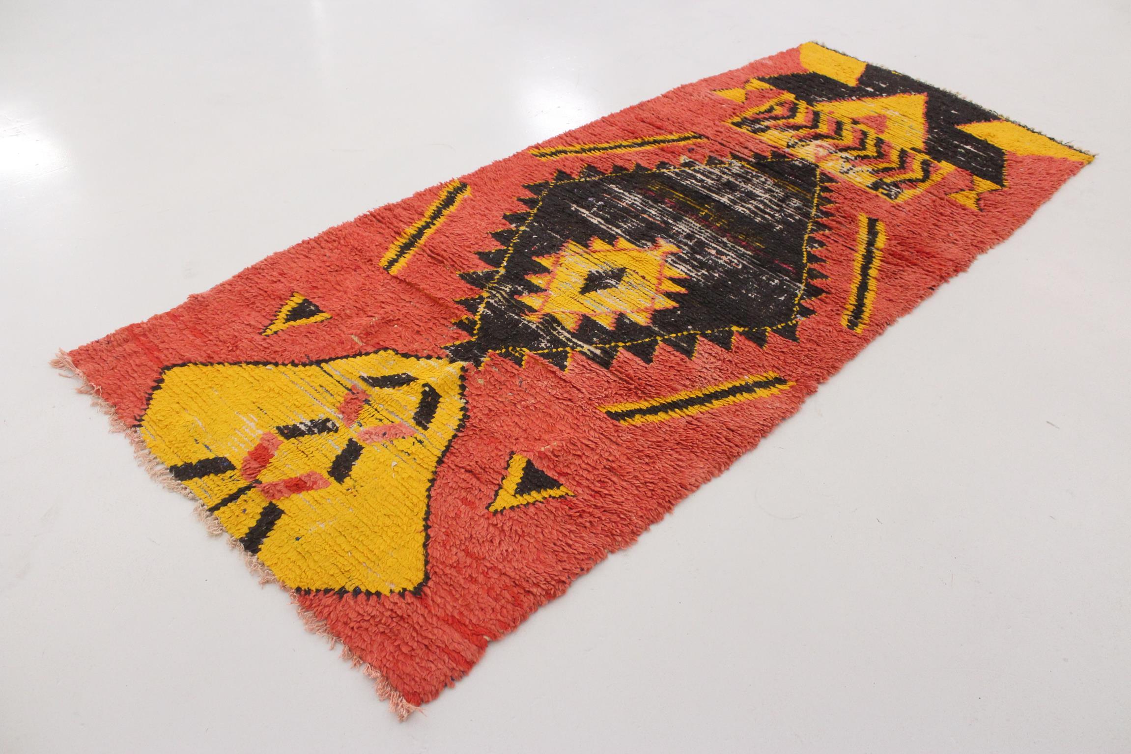 Marocain Tapis marocain vintage Boucherouite - Orange/noir/jaune - 3.6x8.8feet / 110x268cm en vente