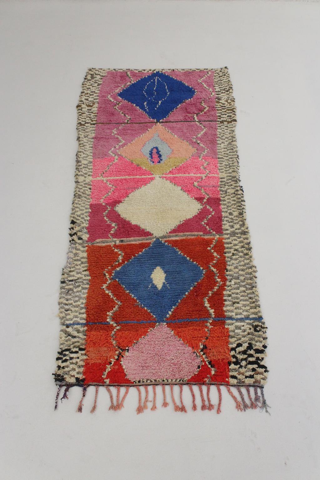 I picked this lovely runner rug from stacks of carpets as I think it is such a sweet vintage piece! Main colors are a bright pink, lilac, royal blue, sky blue, white... The composition is the classical serie of diamonds (the traditional berber