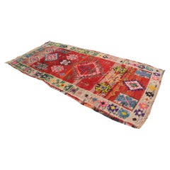 Tapis marocain boucherouite rouge/arc-en-ciel - 4,4,6 x 8,5 pieds / 123-140 x260 cm