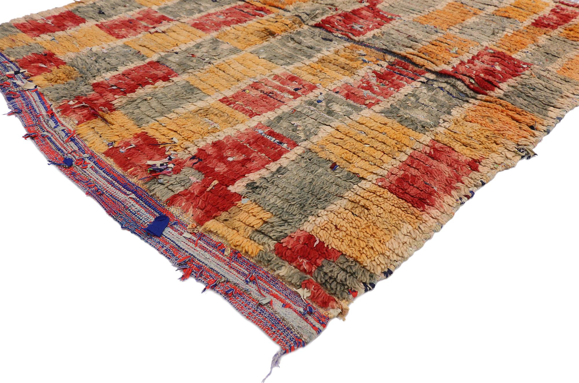 20884, tapis Boucherouite marocain vintage de style Bauhaus cubiste postmoderne. Ce tapis berbère marocain Boucherouite vintage en laine et coton noué à la main, de style cubiste, présente un motif en damier. Le motif géométrique est étagé avec un