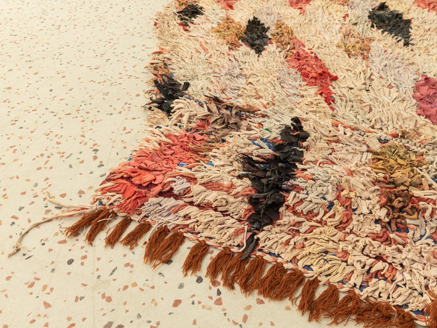Tapis berbère marocain vintage Boujad Moyen Atlas montagnes, beige, noir et vert en vente 1