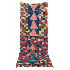 Tapis berbère marocain Boujad vintage Moyen Atlas montagnes bleu, rouge, orange et rose