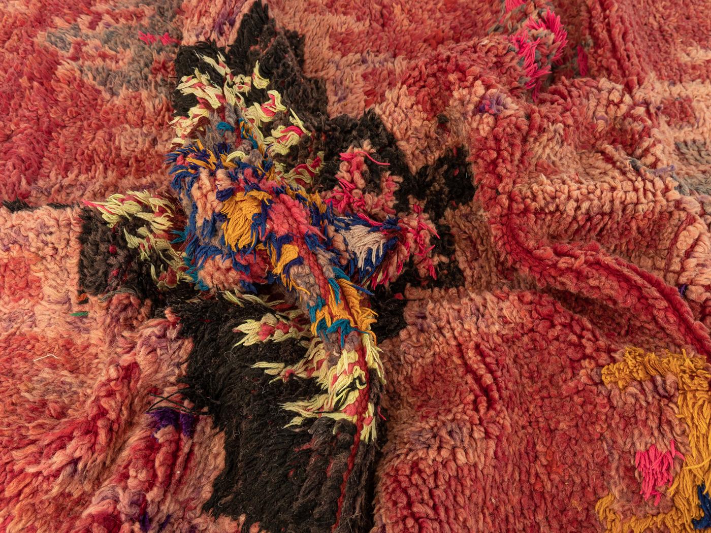 Marokkanischer Boujad-Berberteppich aus dem Mittleren Atlasgebirge in Rot, Schwarz und Rosa im Zustand „Gut“ im Angebot in Neuss, NW
