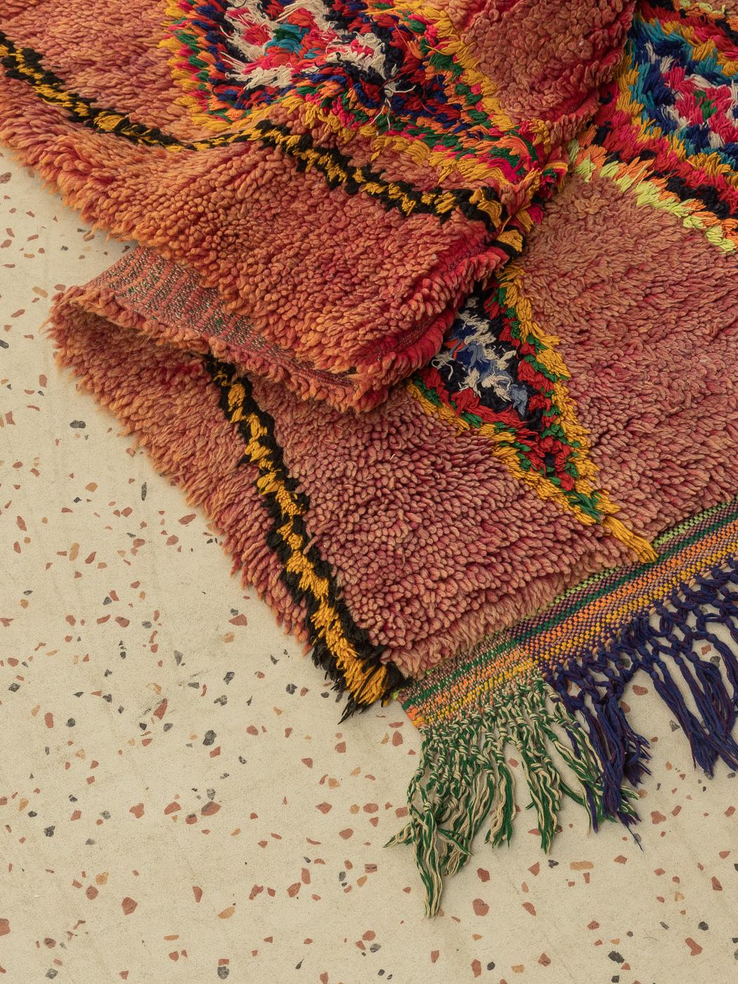  Vintage marokkanische Boujad, Berber Teppich Mittlerer Atlas Gebirge Rot Multicolor (Wolle) im Angebot