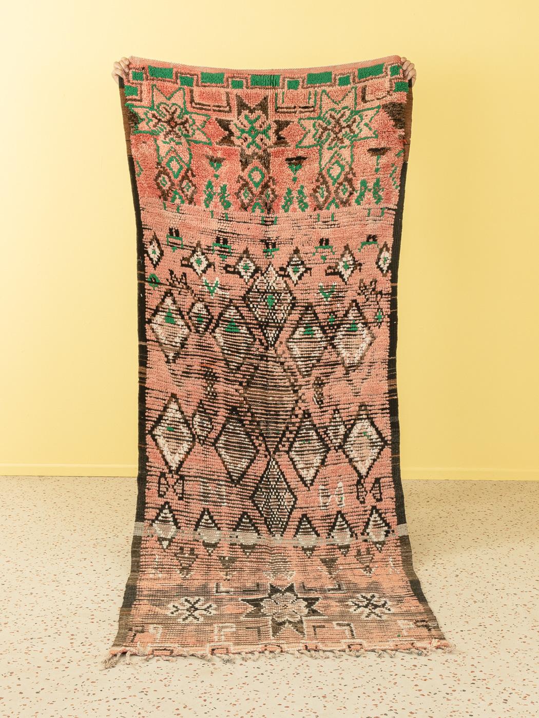 Dieser Boujad ist ein Teppich aus 100 % Vintage-Wolle - dick und weich, angenehm unter den Füßen. Unsere Berberteppiche sind handgefertigt, ein Knoten nach dem anderen. Jeder unserer Berberteppiche ist ein langlebiges Einzelstück, das auf