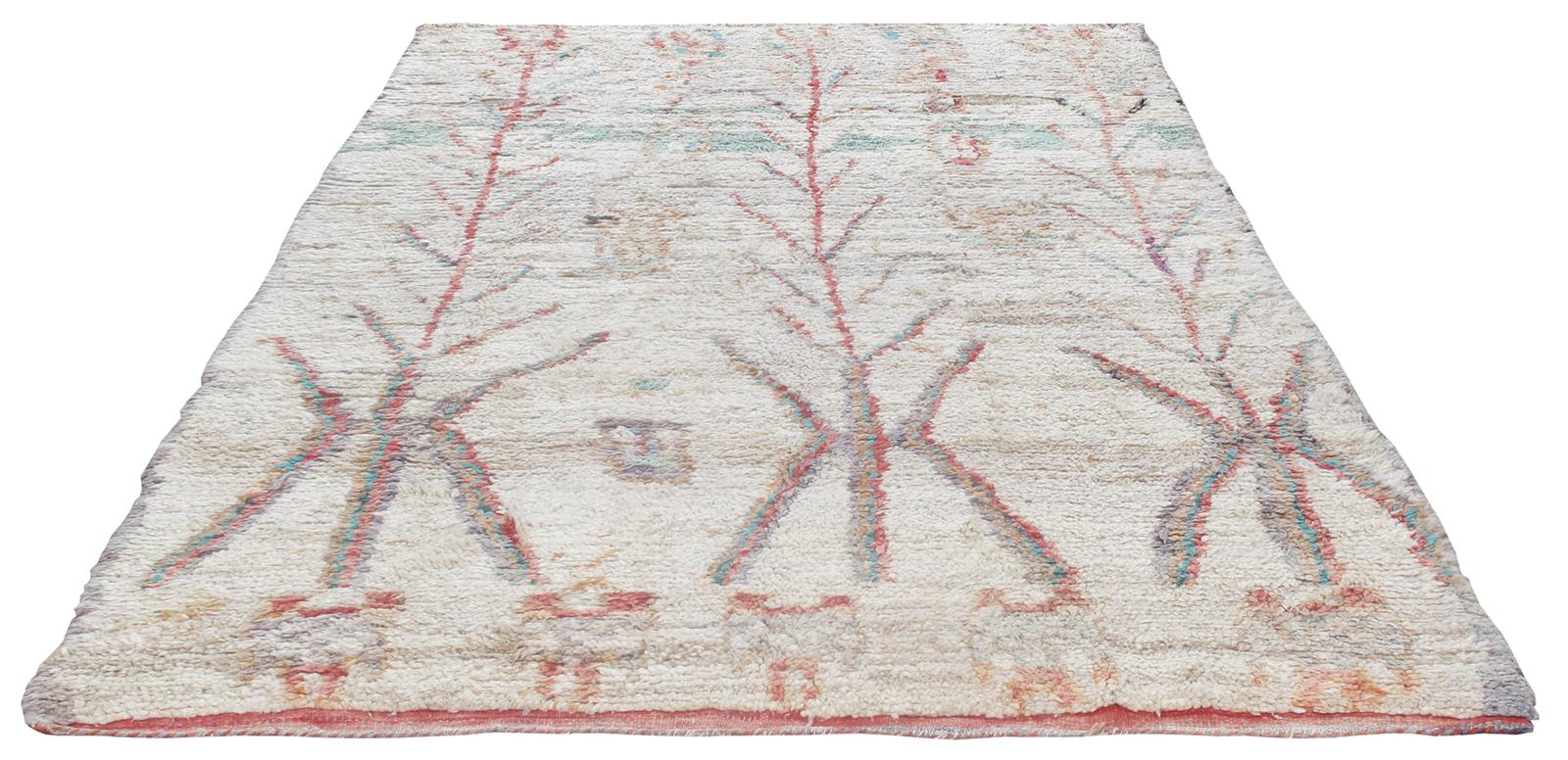 I nostri tappeti marocchini vintage fanno parte di una collezione sapientemente curata di disegni rari e insoliti. Sono realizzati con tinture naturali e 100% lana filata a mano proveniente dalla regione dell'Atlante, in Nord Africa. Questi tappeti