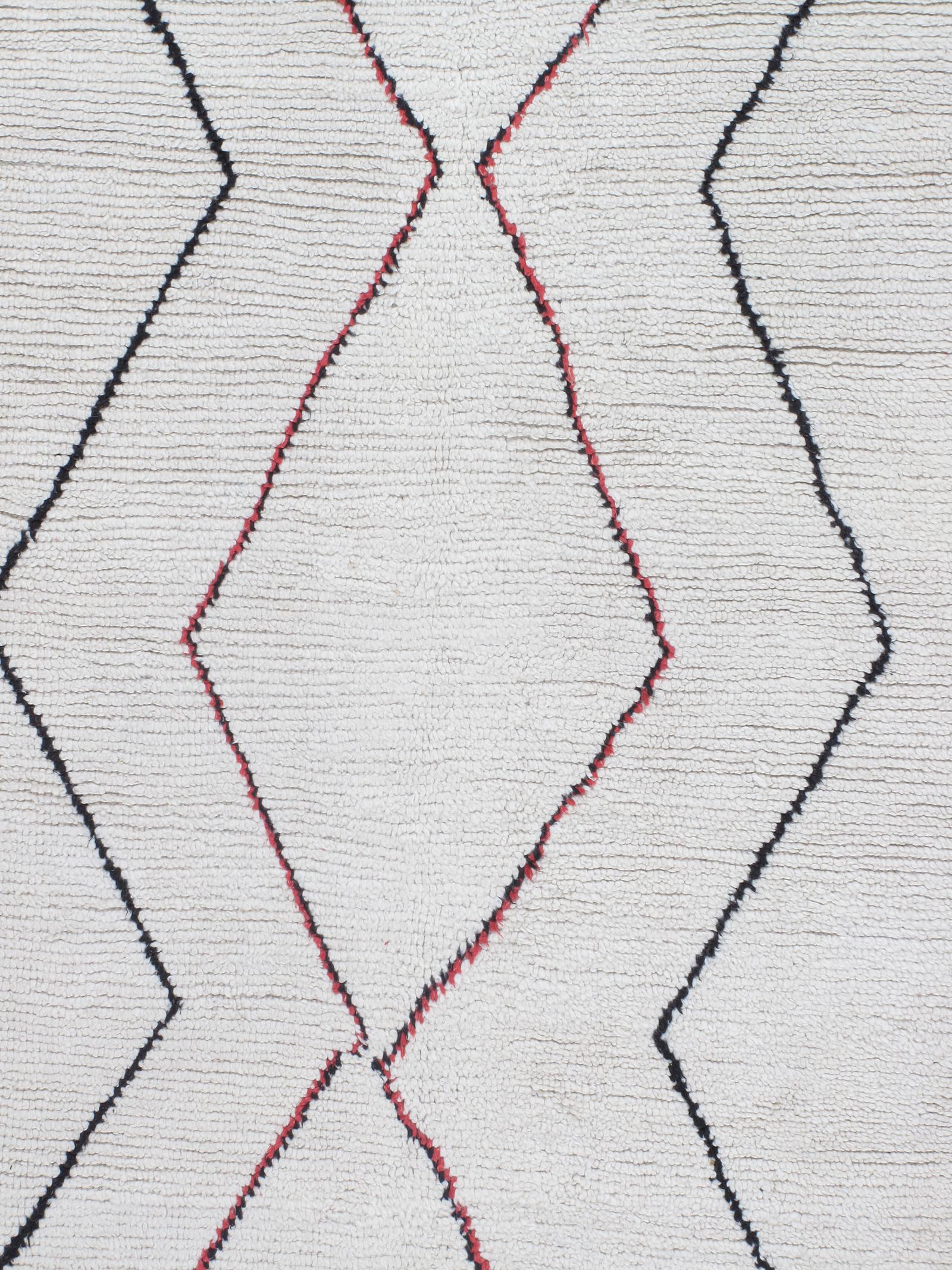 Alfombra tribal bereber Boujad marroquí vintage de mediados de siglo
Nuestras alfombras marroquíes vintage forman parte de una colección hábilmente seleccionada de diseños raros e inusuales. Están hechos con tintes totalmente naturales y 100% lana