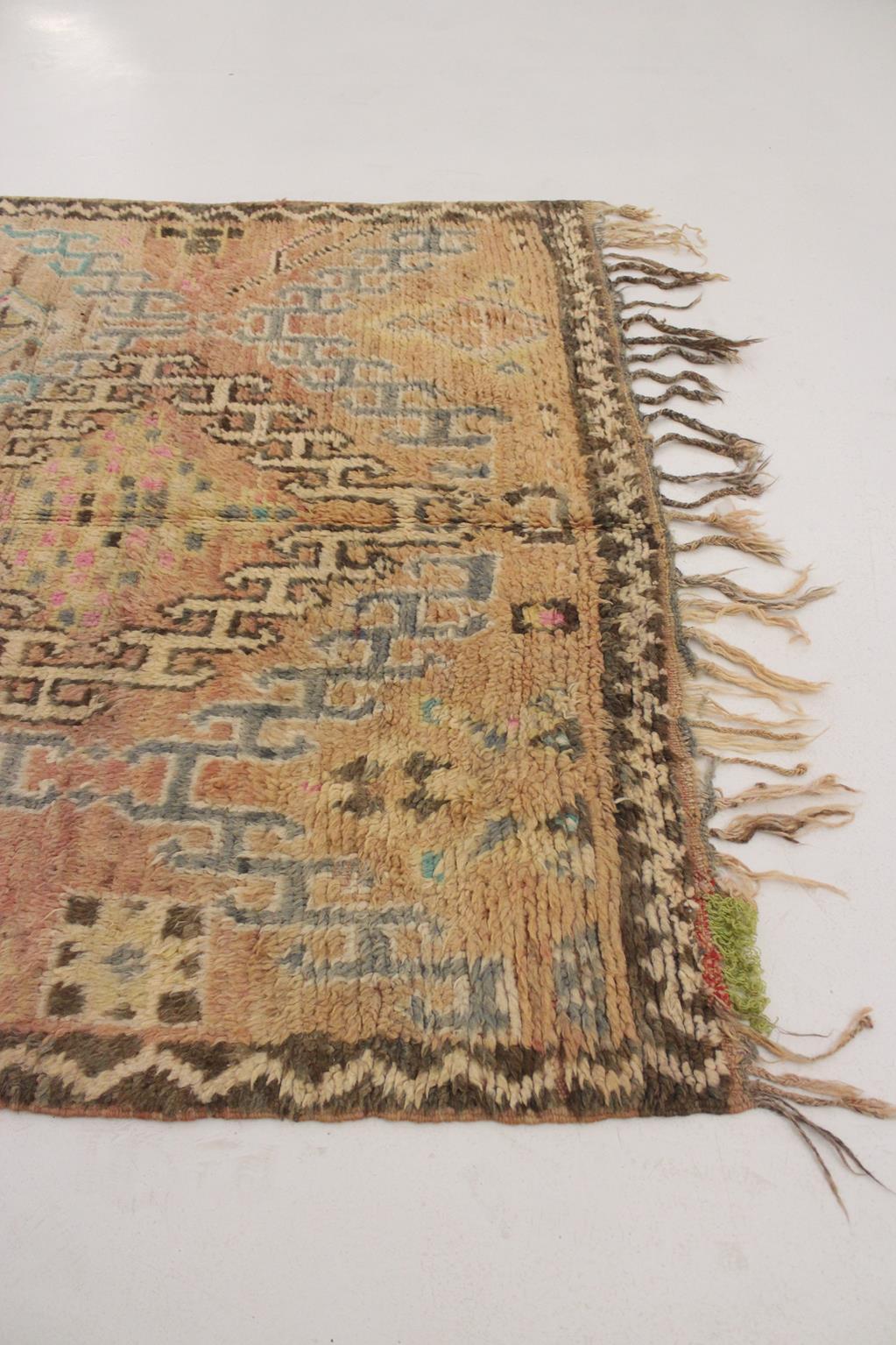 Vintage Moroccan Boujad rug - Dusty peach - 4.7-5.5x9.8feet / 145-169x301cm For Sale 5