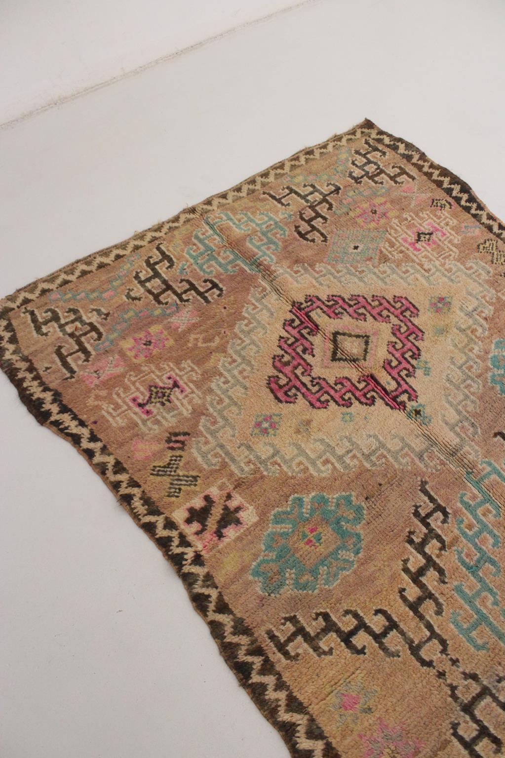 Vintage Moroccan Boujad rug - Dusty peach - 4.7-5.5x9.8feet / 145-169x301cm For Sale 6