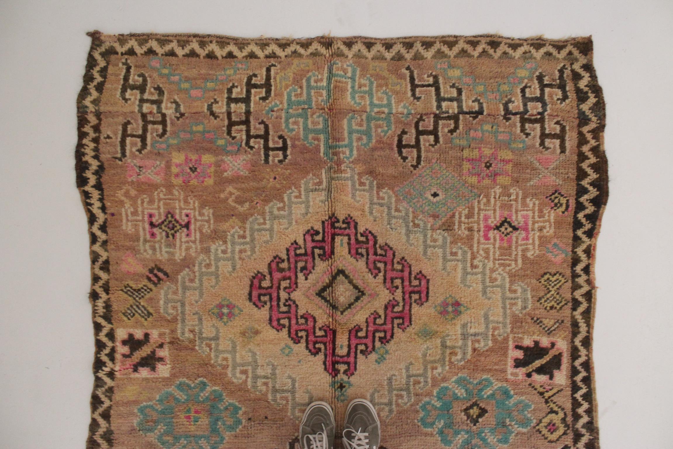 Vintage Moroccan Boujad rug - Dusty peach - 4.7-5.5x9.8feet / 145-169x301cm For Sale 10