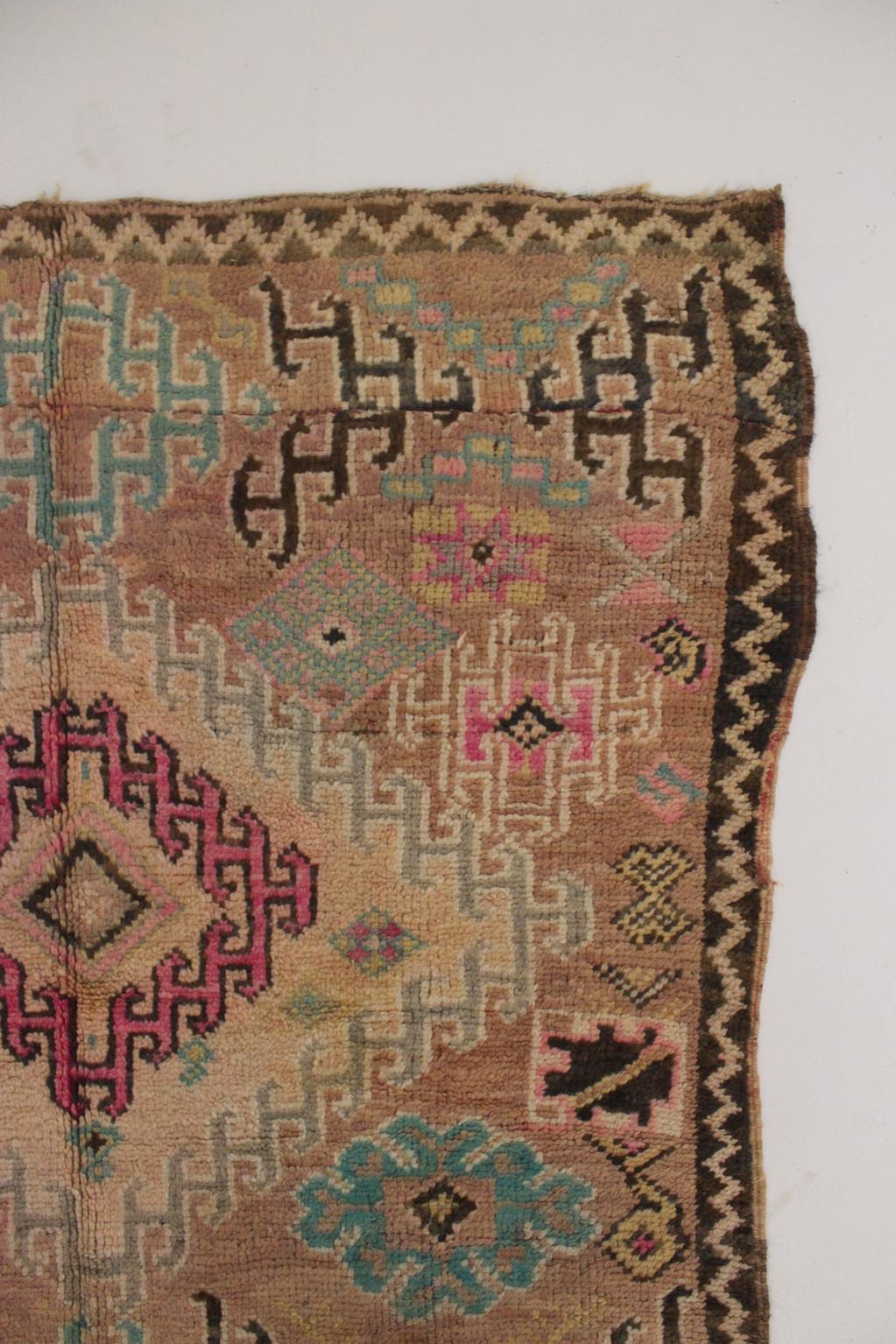 Vintage Moroccan Boujad rug - Dusty peach - 4.7-5.5x9.8feet / 145-169x301cm For Sale 11
