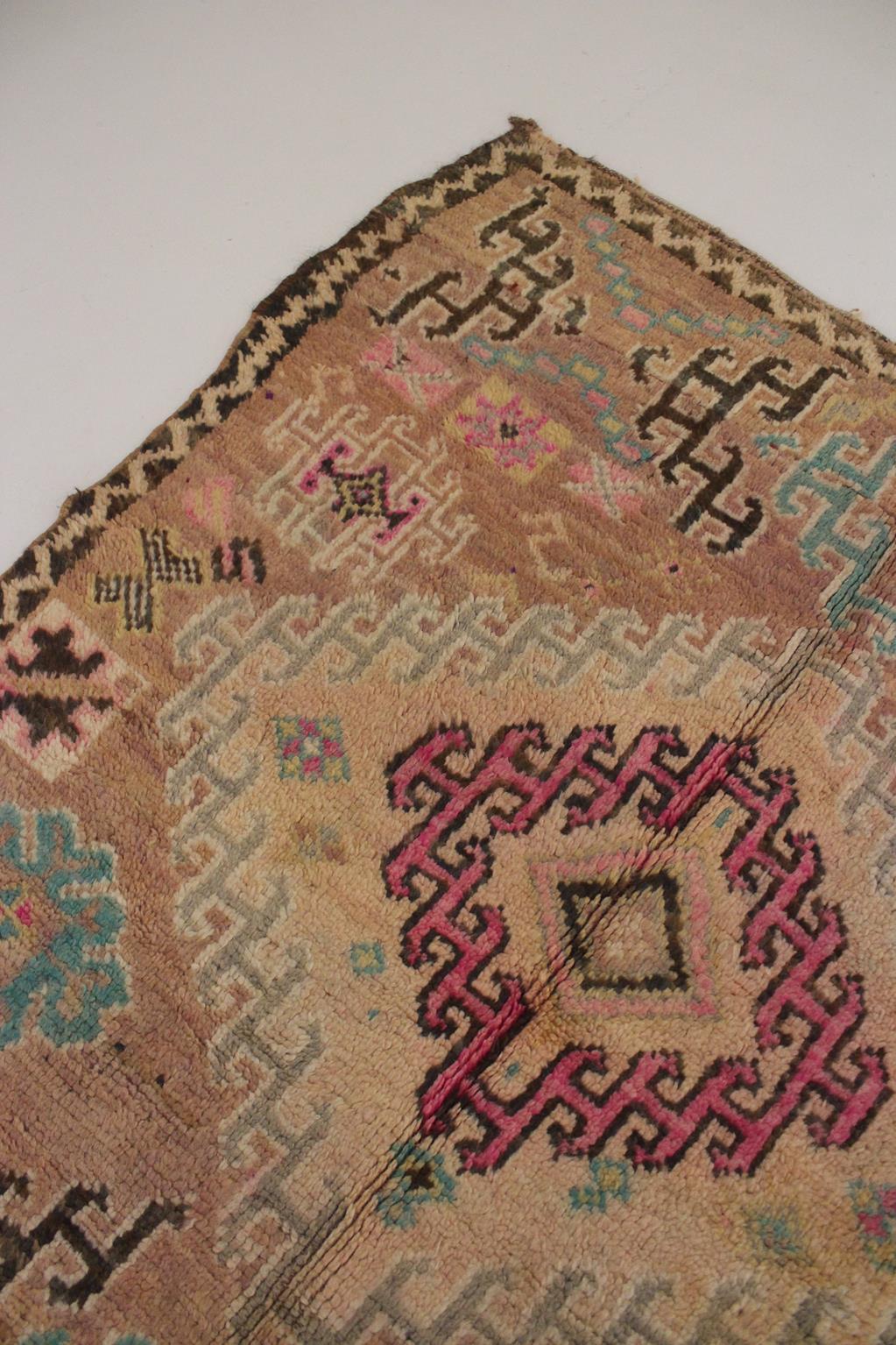 Vintage Moroccan Boujad rug - Dusty peach - 4.7-5.5x9.8feet / 145-169x301cm For Sale 12