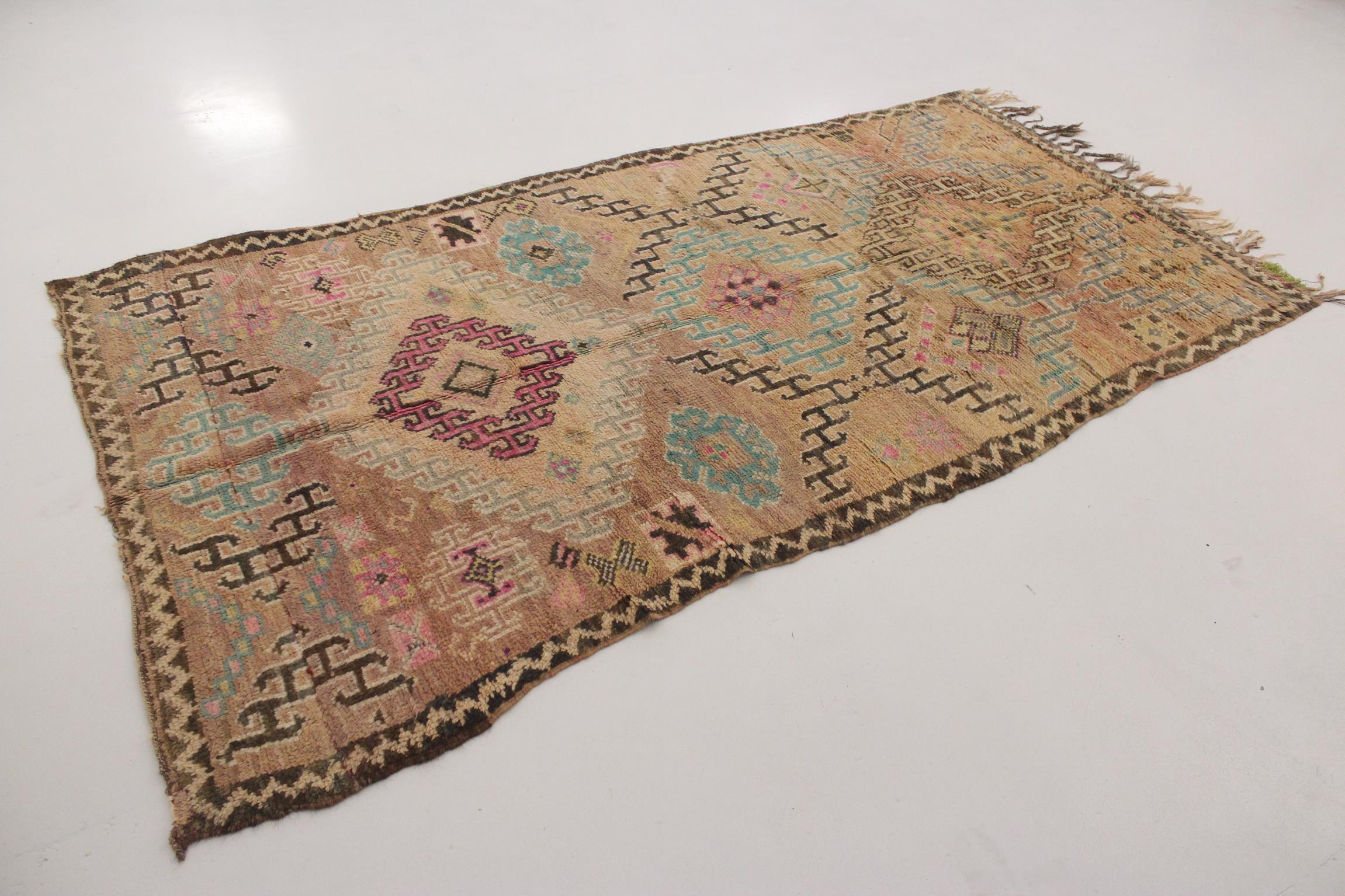 20th Century Vintage Moroccan Boujad rug - Dusty peach - 4.7-5.5x9.8feet / 145-169x301cm For Sale