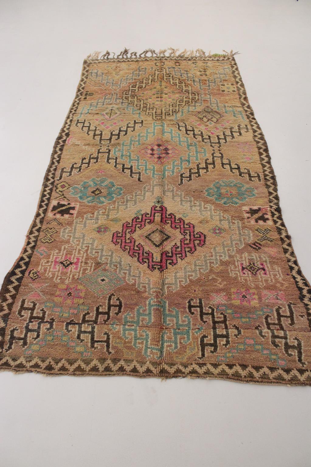 Wool Vintage Moroccan Boujad rug - Dusty peach - 4.7-5.5x9.8feet / 145-169x301cm For Sale