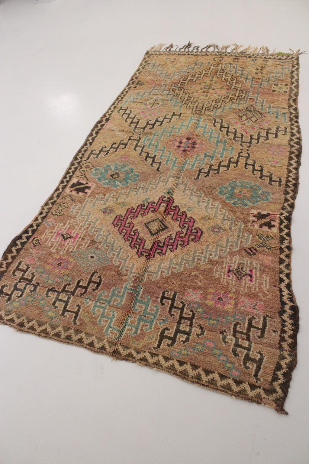 Vintage Moroccan Boujad rug - Dusty peach - 4.7-5.5x9.8feet / 145-169x301cm For Sale 1