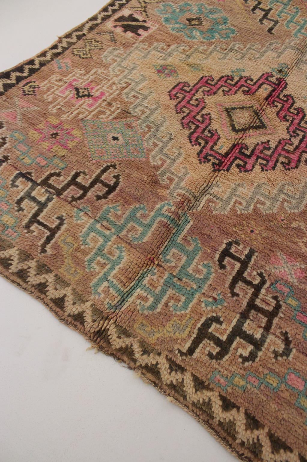 Vintage Moroccan Boujad rug - Dusty peach - 4.7-5.5x9.8feet / 145-169x301cm For Sale 2