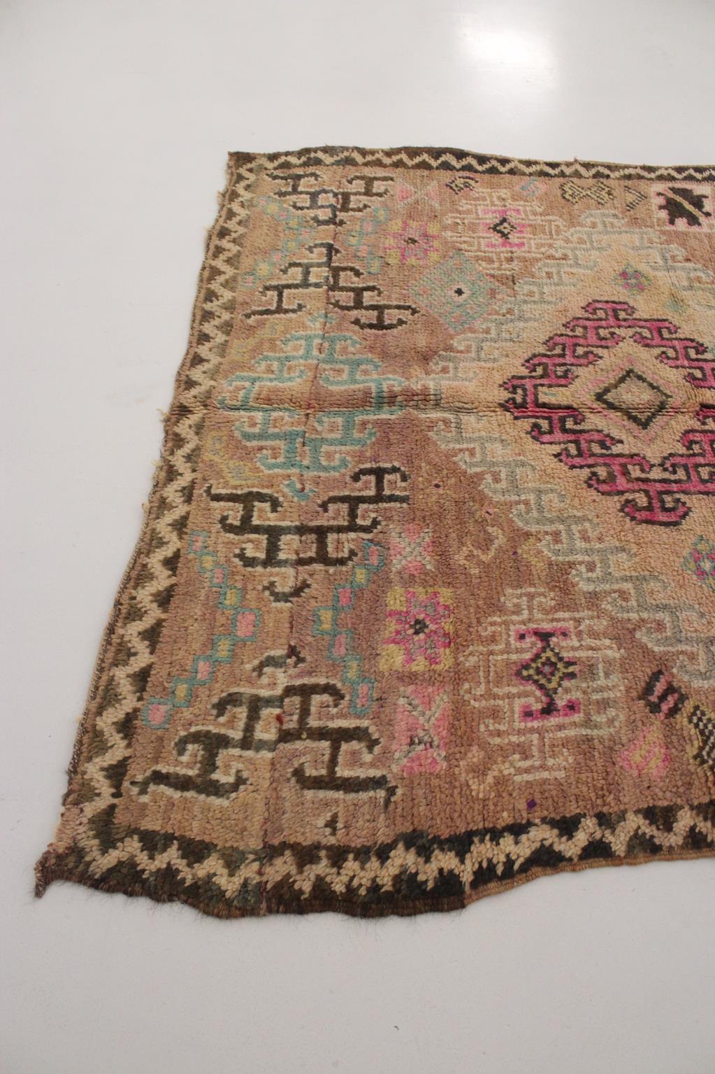 Vintage Moroccan Boujad rug - Dusty peach - 4.7-5.5x9.8feet / 145-169x301cm For Sale 3