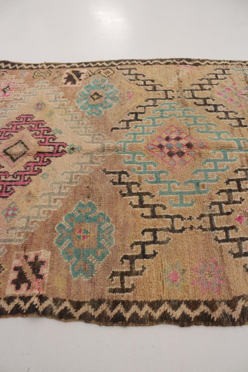Vintage Moroccan Boujad rug - Dusty peach - 4.7-5.5x9.8feet / 145-169x301cm For Sale 4