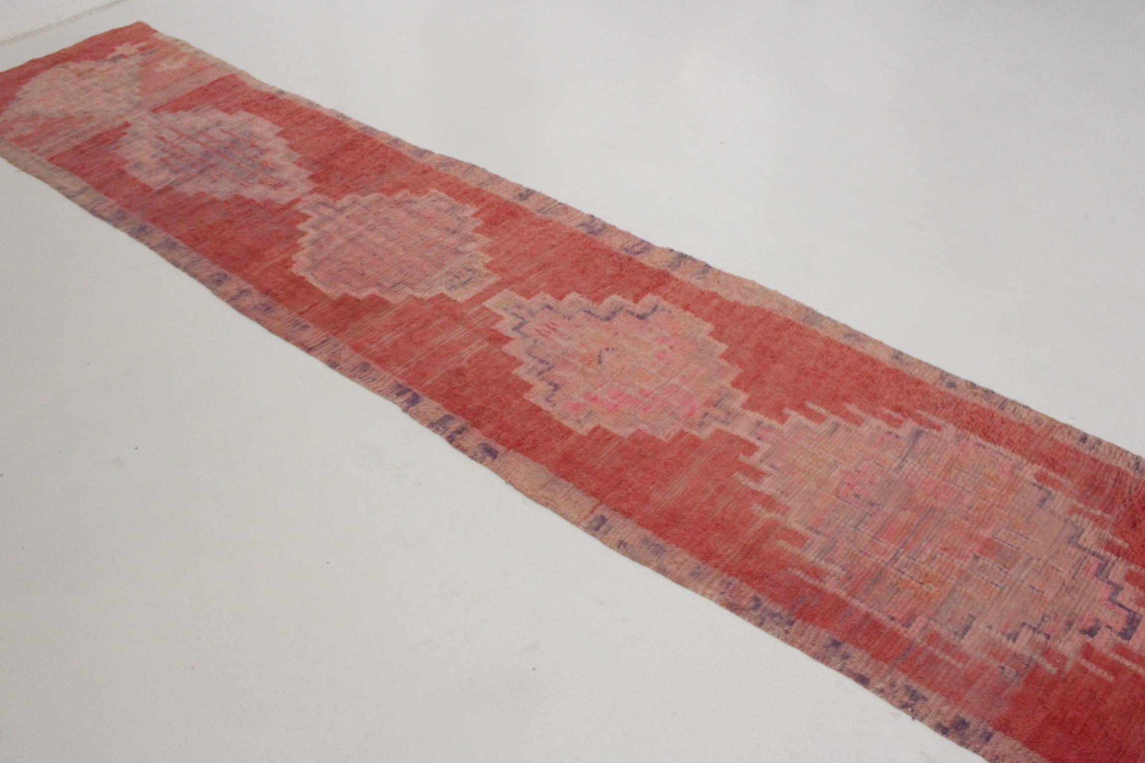Vintage Moroccan Boujad rug - Pink - 3.4x18.3feet / 105x560cm For Sale 3