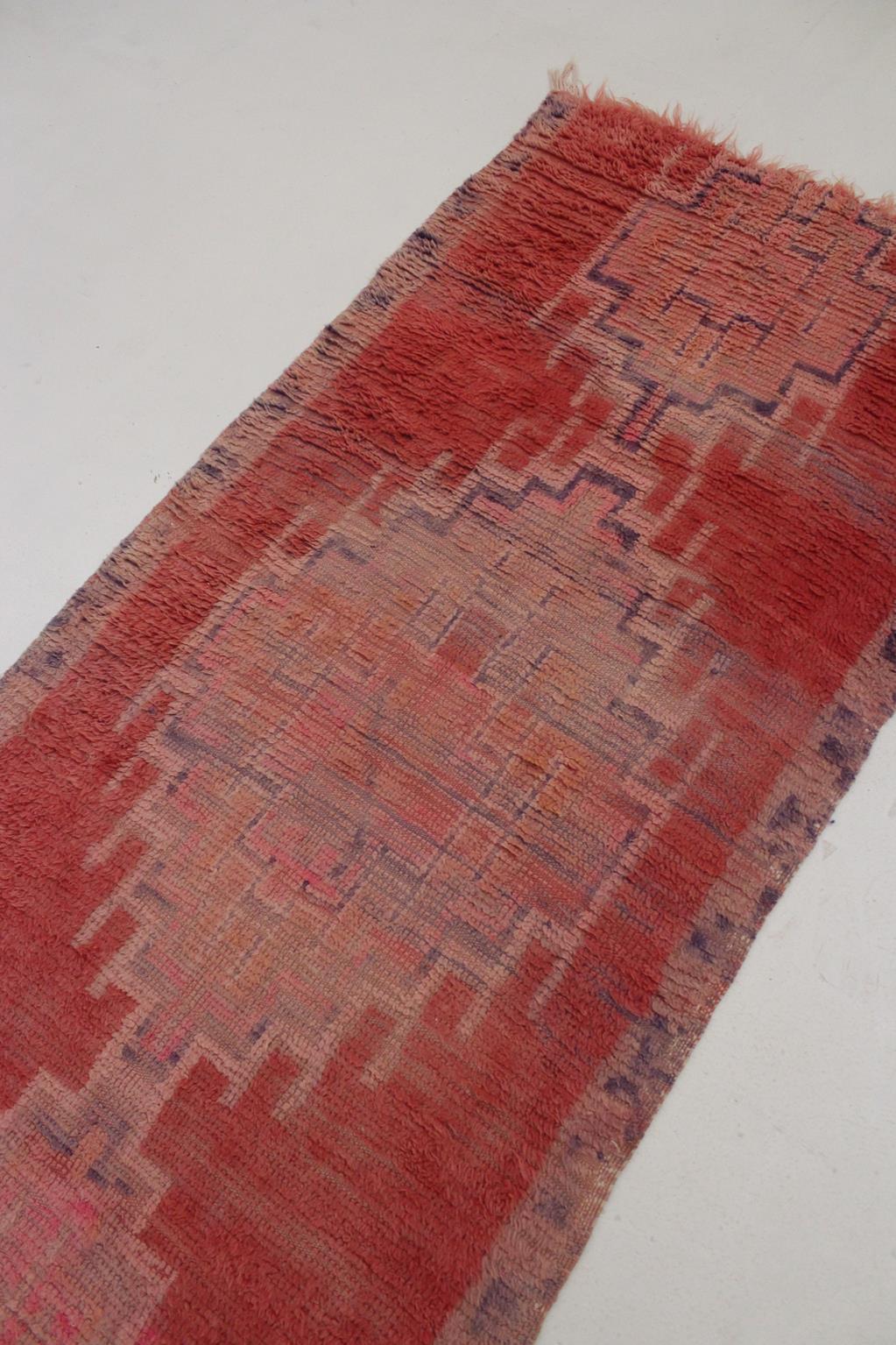 Vintage Moroccan Boujad rug - Pink - 3.4x18.3feet / 105x560cm For Sale 4
