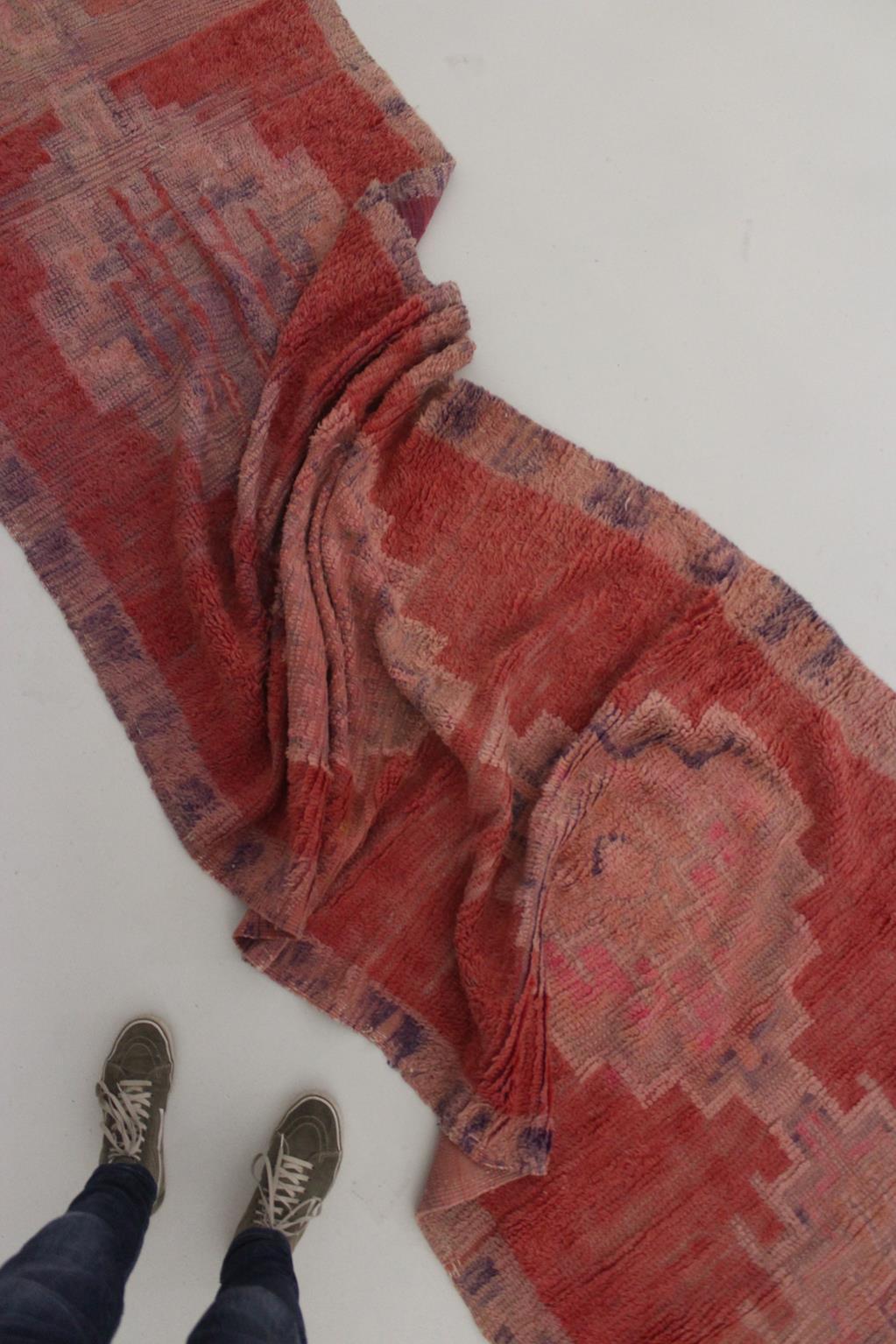 Vintage Moroccan Boujad rug - Pink - 3.4x18.3feet / 105x560cm For Sale 5