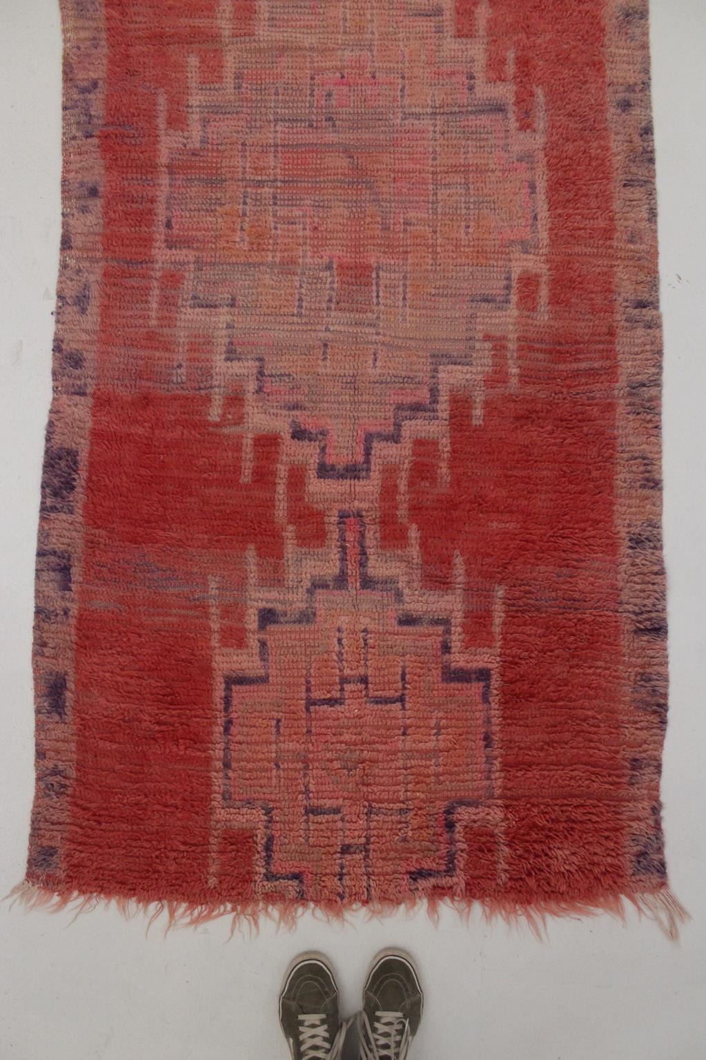 What a lovely rug! You don't come accross rugs this long every day so I litteraly jumped on that one! It is all handmade and probably comes from the Boujad tribe, known for using the pink/red tones in their rugs traditionally. The composition is