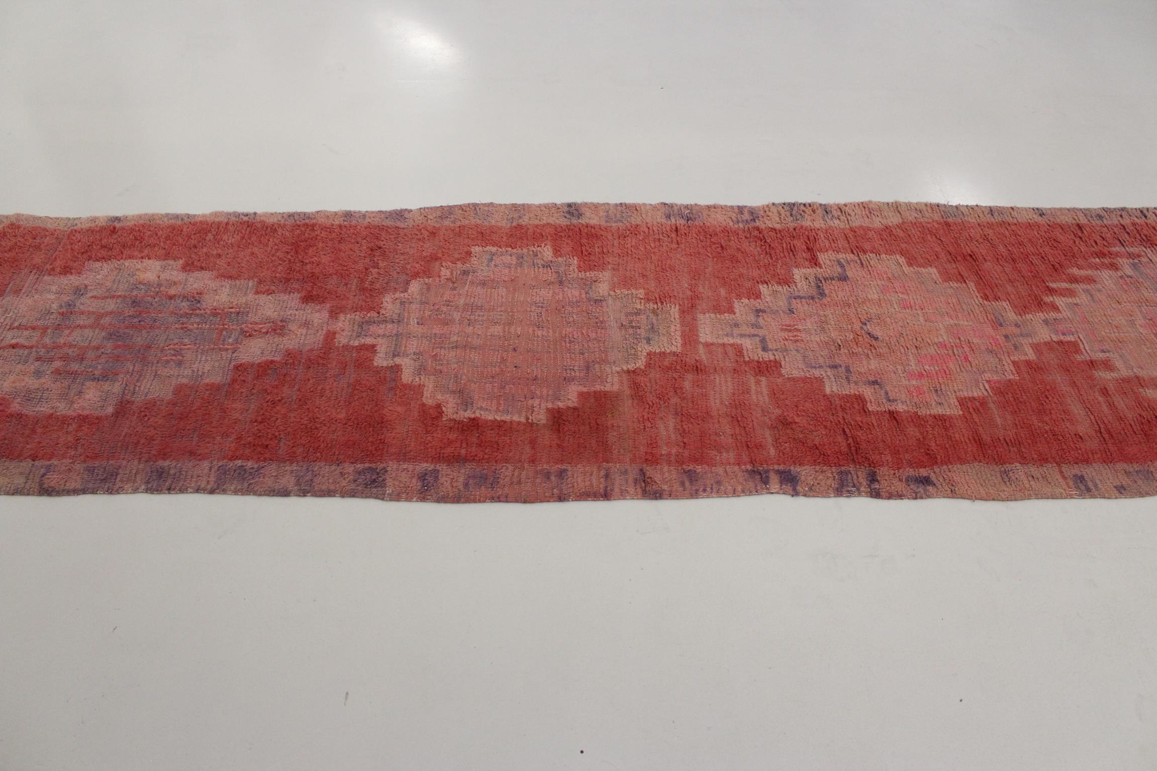 Vintage Moroccan Boujad rug - Pink - 3.4x18.3feet / 105x560cm For Sale 1
