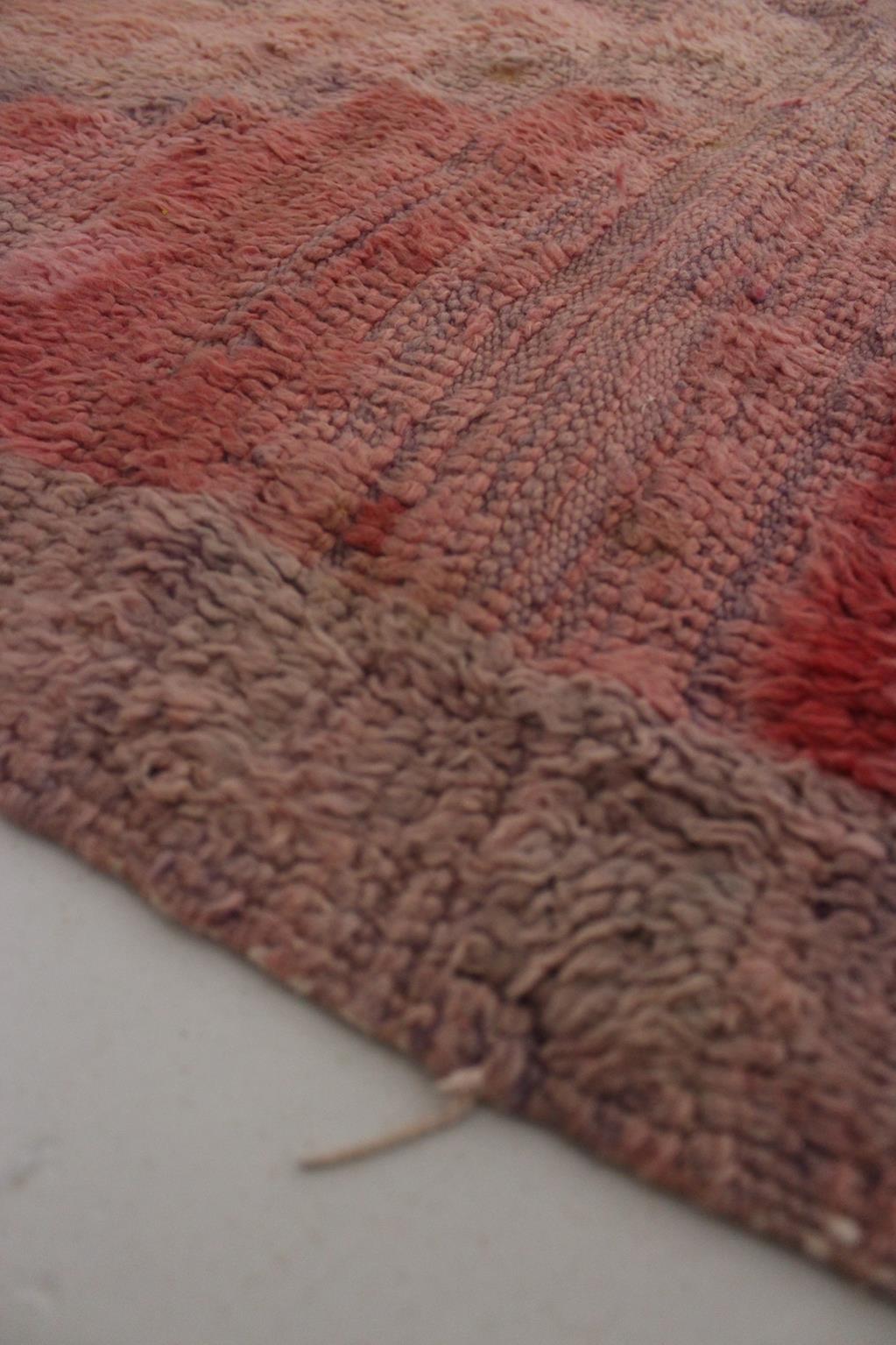 Vintage Moroccan Boujad rug - Pink - 3.4x18.3feet / 105x560cm For Sale 2