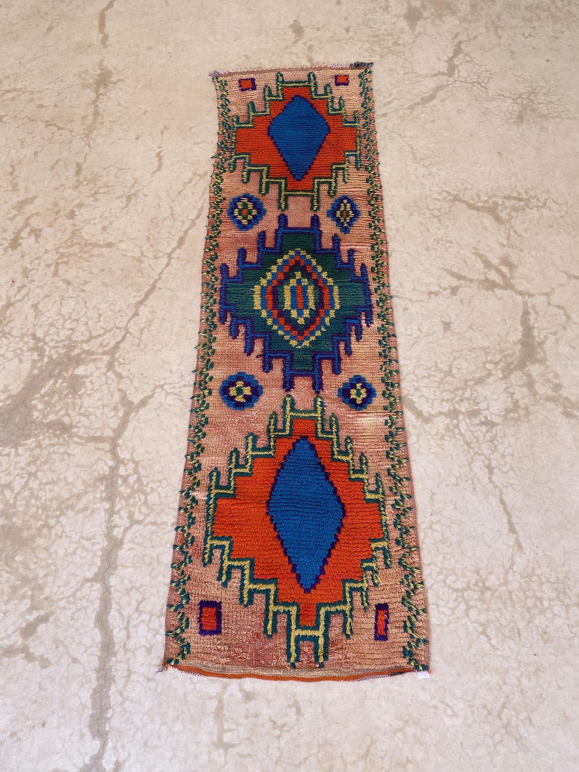 This lovely vintage Boujad runner rug just makes me happy! It shows such joyful colors and a classic, symetrical pattern with its 3 traditional hooked diamonds.

The dimensions of the rug make it a versatile rug you can put everywhere in the house,