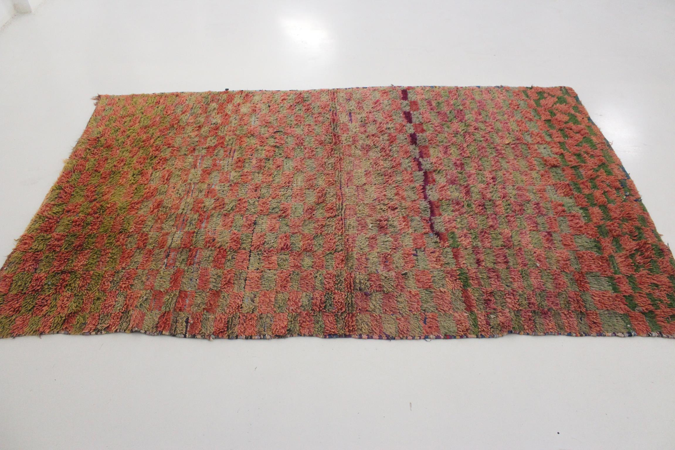 Ich liebe es, wie frisch und süß dieser Teppich ist! Dieser Vintage-Teppich wurde wahrscheinlich in der Gegend von Boujad, Mittlerer Atlas, Marokko, hergestellt. Das Muster ist kariert in verschiedenen Schattierungen von rosa, grasgrün, mintgrün,