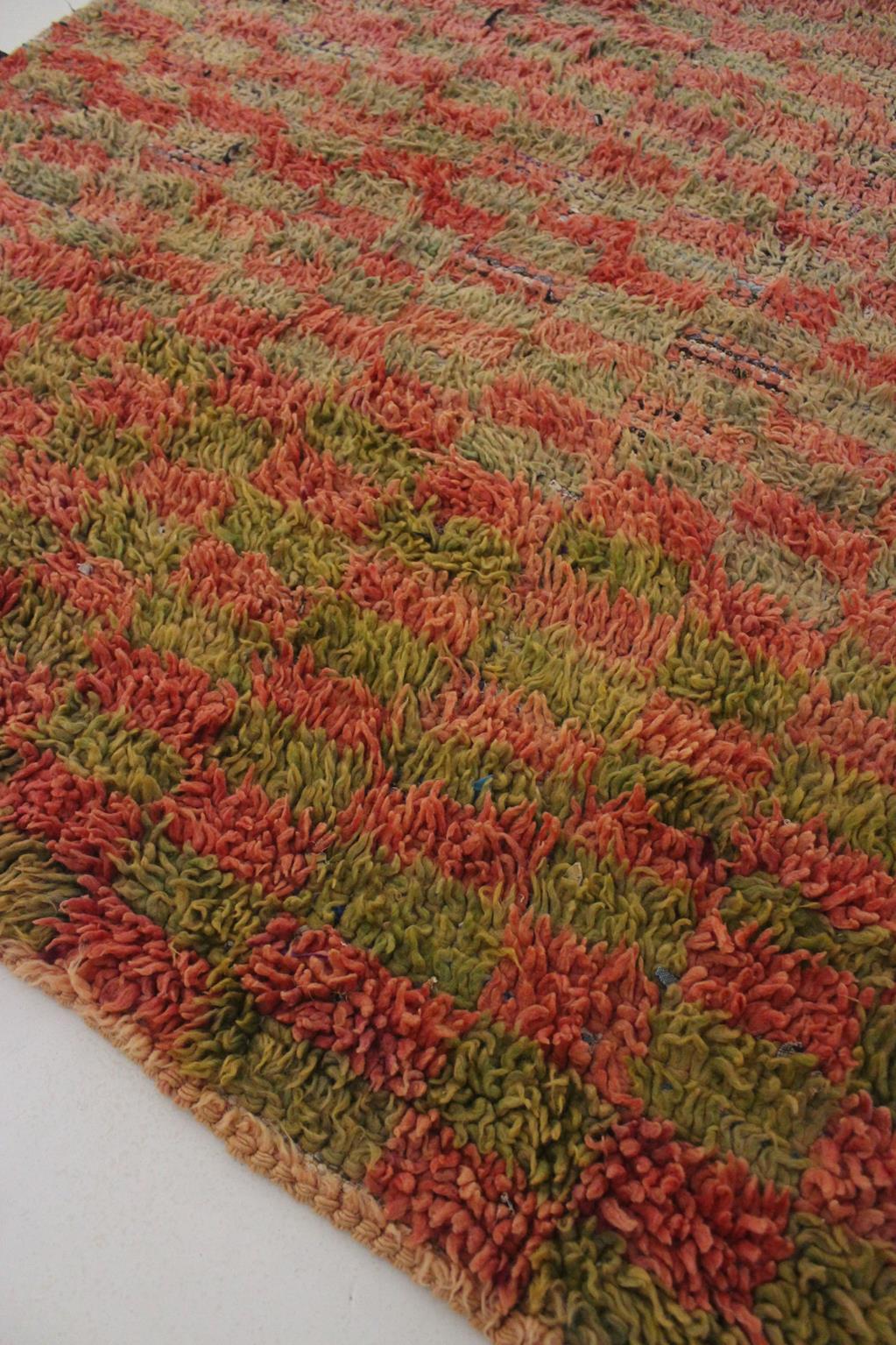 Marokkanischer Boujad-Teppich im Vintage-Stil - Rosa/Grün - 5.2x8.5feet / 160x260cm im Zustand „Gut“ in Marrakech, MA