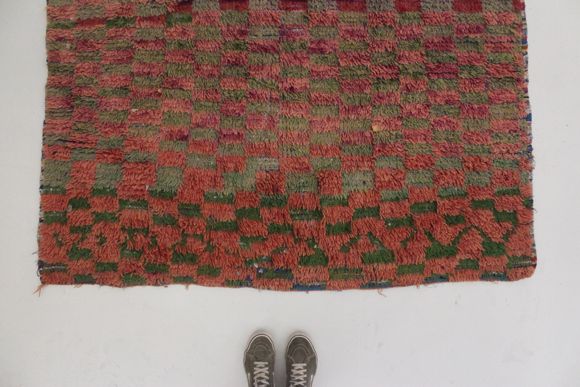 Marokkanischer Boujad-Teppich im Vintage-Stil - Rosa/Grün - 5.2x8.5feet / 160x260cm (21. Jahrhundert und zeitgenössisch)